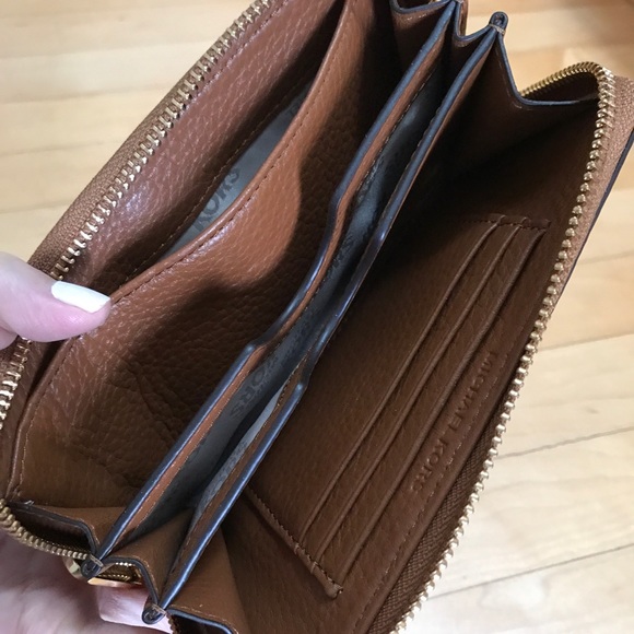 Michael Kors wristlet - Picture 2 of 2